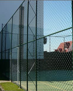 A Indústria de Telas Ramacrisna dispõe de telas, alambrados e cercas para quadras esportivas (futebol, basquete, tênis, vôlei, peteca etc).